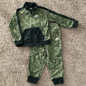 NIKE Digital Camo Tracksuit Size 24 Months Green Black